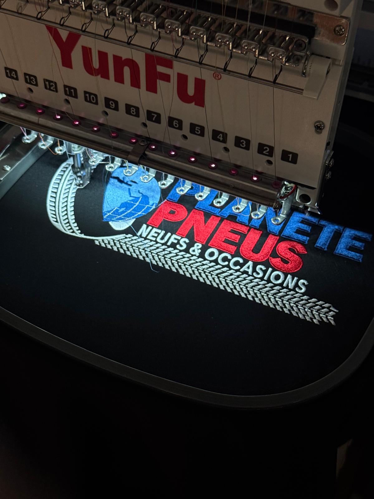 Broderie Planète Pneus en cours